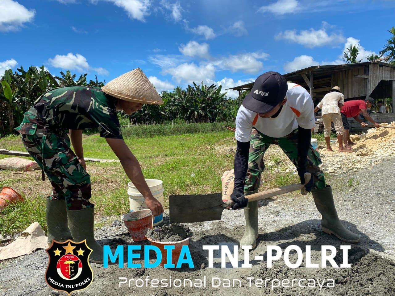 Bahu Membahu Bersama Masyarakat di Perbatasan Papua, Satgas Yonif 131/Brajasakti Membantu Membangun Masjid