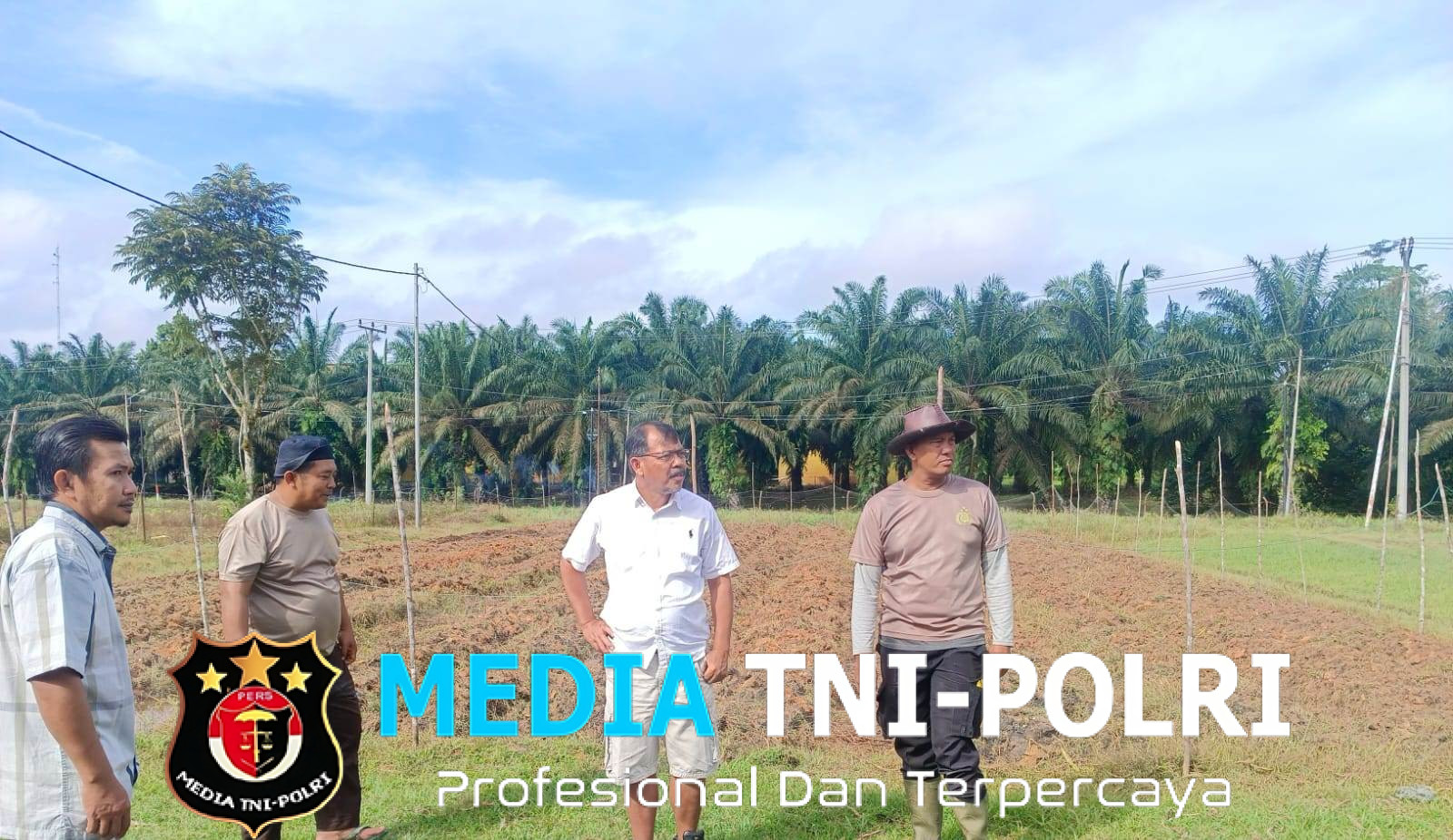 Polsek Mukok Galakkan Ketahanan Pangan, Buka Lahan dan Produksi Pupuk untuk Penanaman Jagung Hibrida