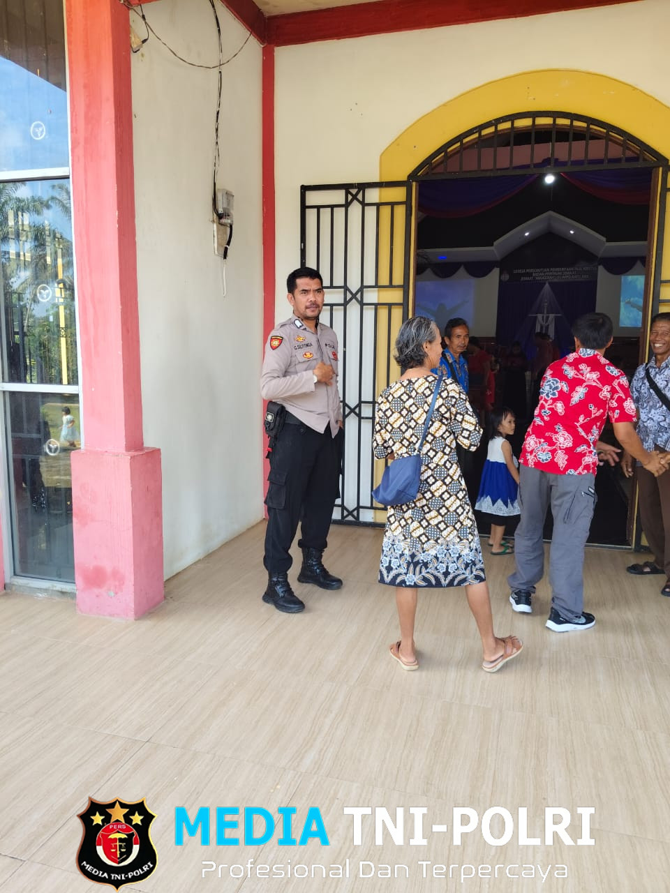 Polsek Ngabang Laksanakan Pengamanan Gereja Berikan Rasa Aman dan Kondusif
