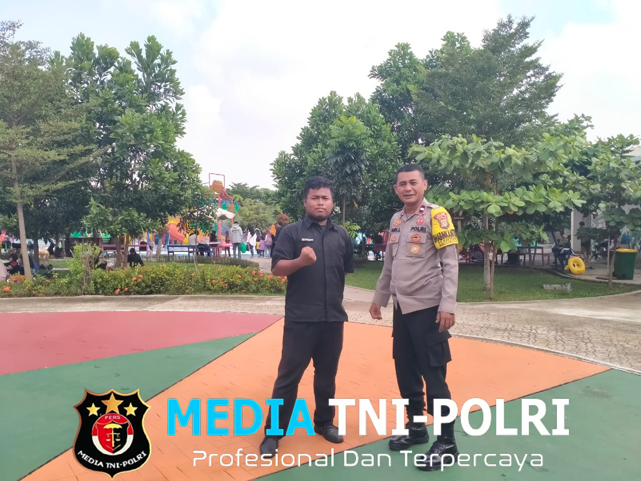 Bhabinkamtibmas Polsek Cikarang Barat, Lakukan Monitoring dan Pengamanan Wisata Kolam Renang Waterland Metland Cibitung Selama Libur Panjang Waisak 2025