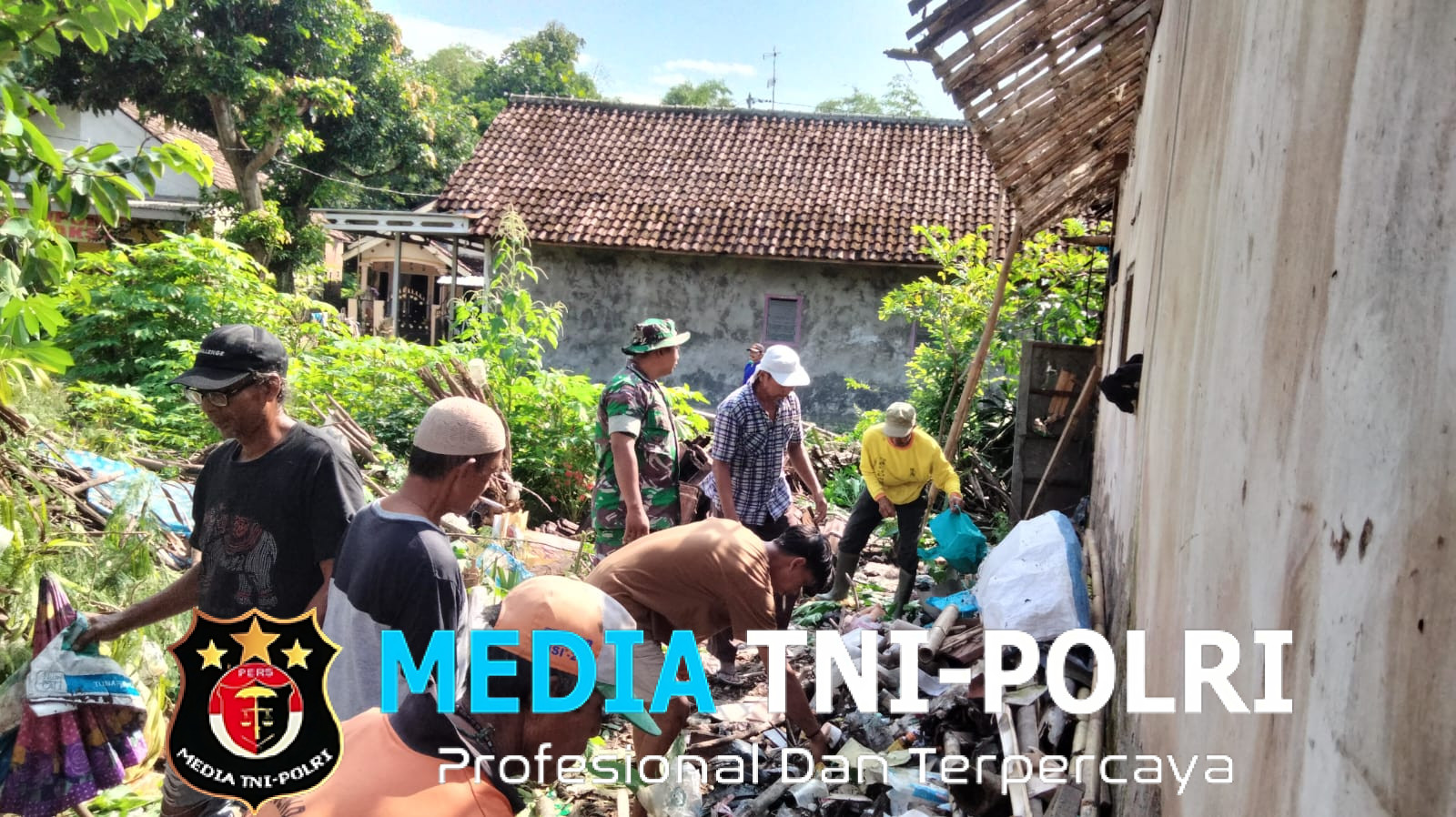 RTLH Milik Warga ODGJ Diperbaiki Babinsa Karangsono Bersama Warga dan Perangkat Desa