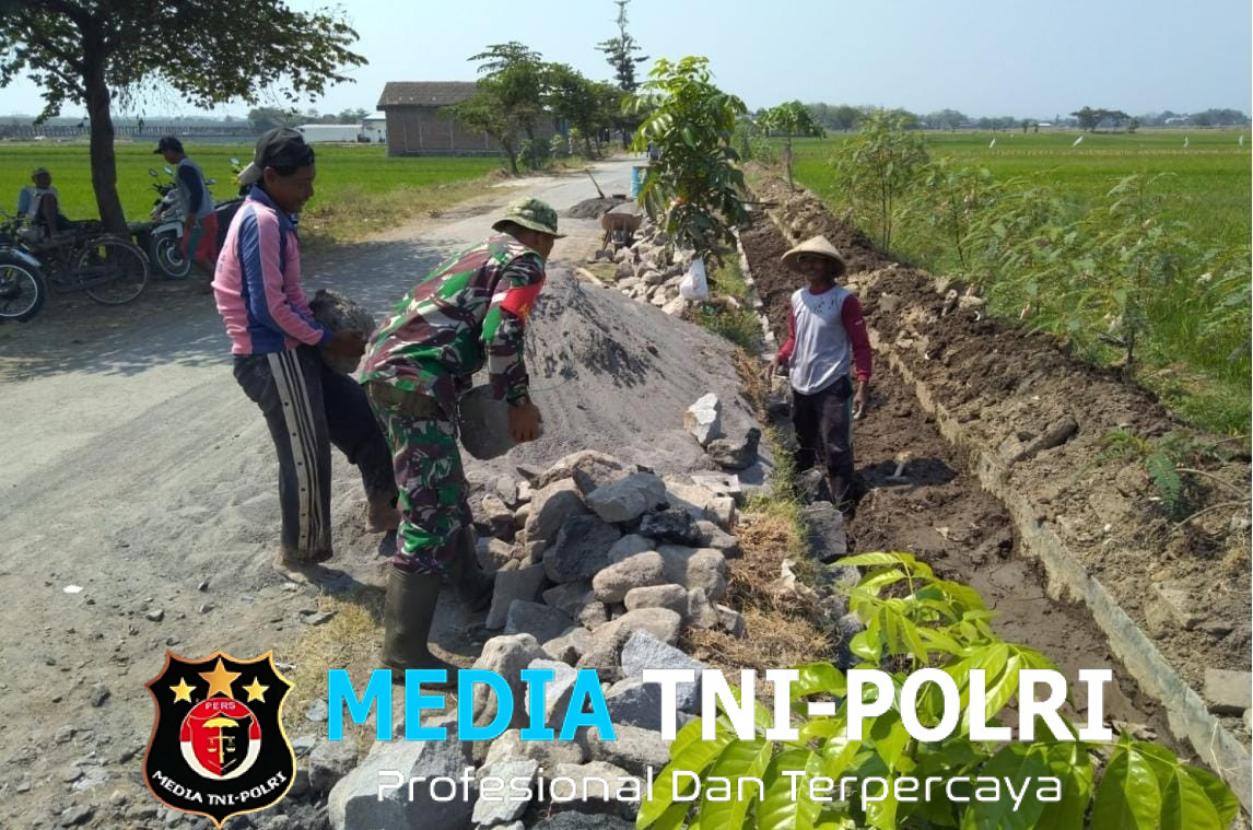 Babinsa Ngemplak dan Warga Bangun Talud di Persawahan Desa Dibal