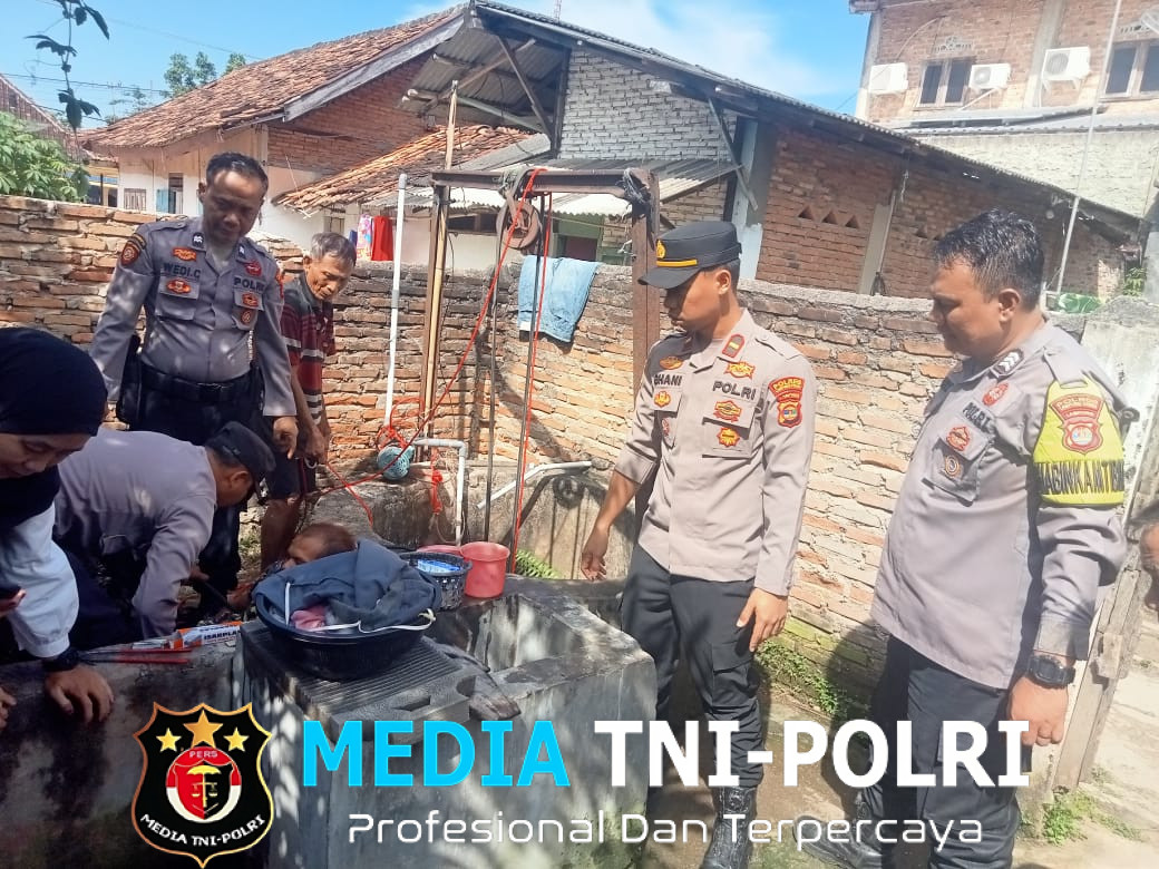 Respon Cepat, Personel Polsek Kotabumi Kota Evakuasi Warga yang Jatuh di Dalam Sumur