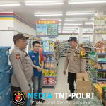 Patroli Siang Polsek Ngabang, Ingatkan Pemilik Toko Untuk Menyuruh Konsumennya Menggunakan Kunci Ganda Sepeda Motornya Saat Parkir