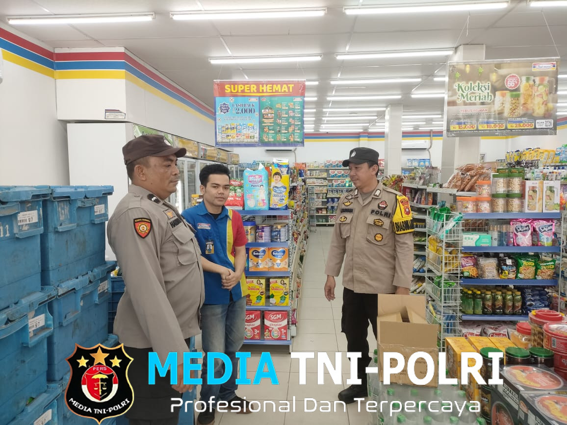 Patroli Siang Polsek Ngabang, Ingatkan Pemilik Toko Untuk Menyuruh Konsumennya Menggunakan Kunci Ganda Sepeda Motornya Saat Parkir