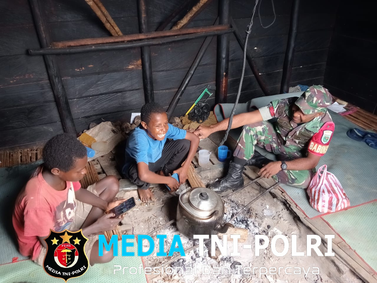 Anggota Babinsa Koramil 1705-06/Mapia Melaksanakan Komsos di Desa Binaan yang Bertempat di Kampung Magode Distrik Mapia