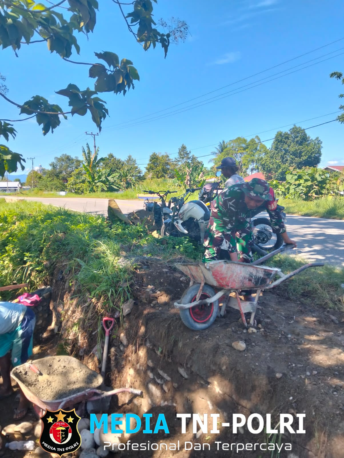 Babinsa Koramil 1705-01/Nabire Gotong-Royong Membantu Warga Membangun Saluran Irigasi