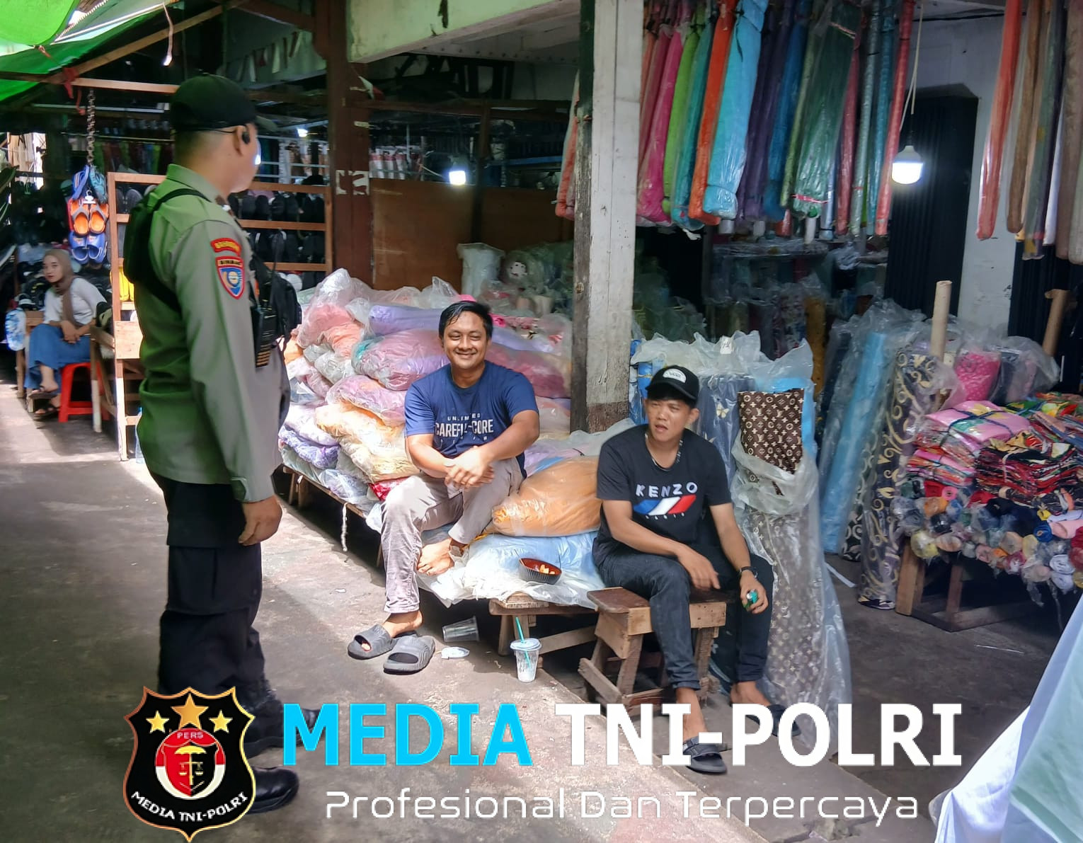 Patroli di Pasar Tengah, Personil BKPM Tanjung Pura Himbau Warga Cegah Premanisme