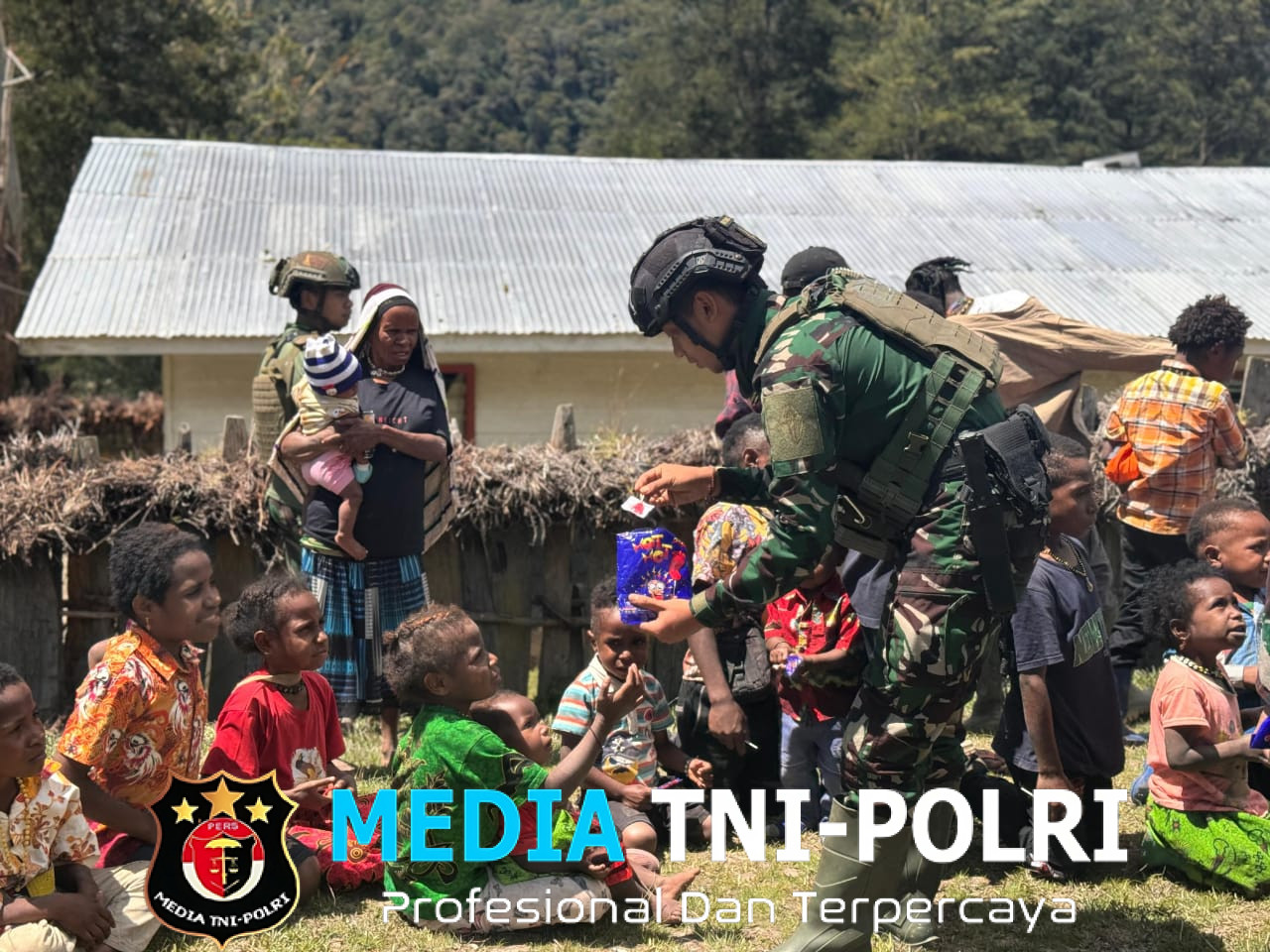 Satgas TNI Berbagi Kasih di Papua Seragam Hijau TNI Menghangatkan Hati Warga Wuloni