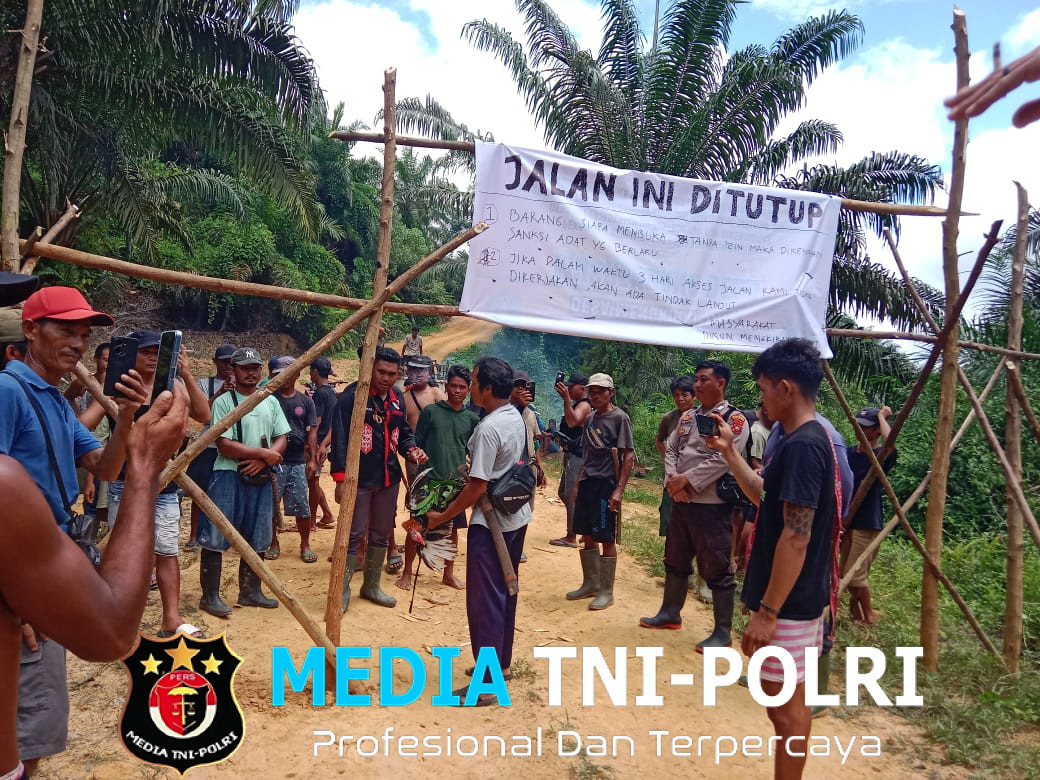 Polsek Dedai Amankan Aksi Pemortalan Jalan oleh Warga di Kawasan PT BSL