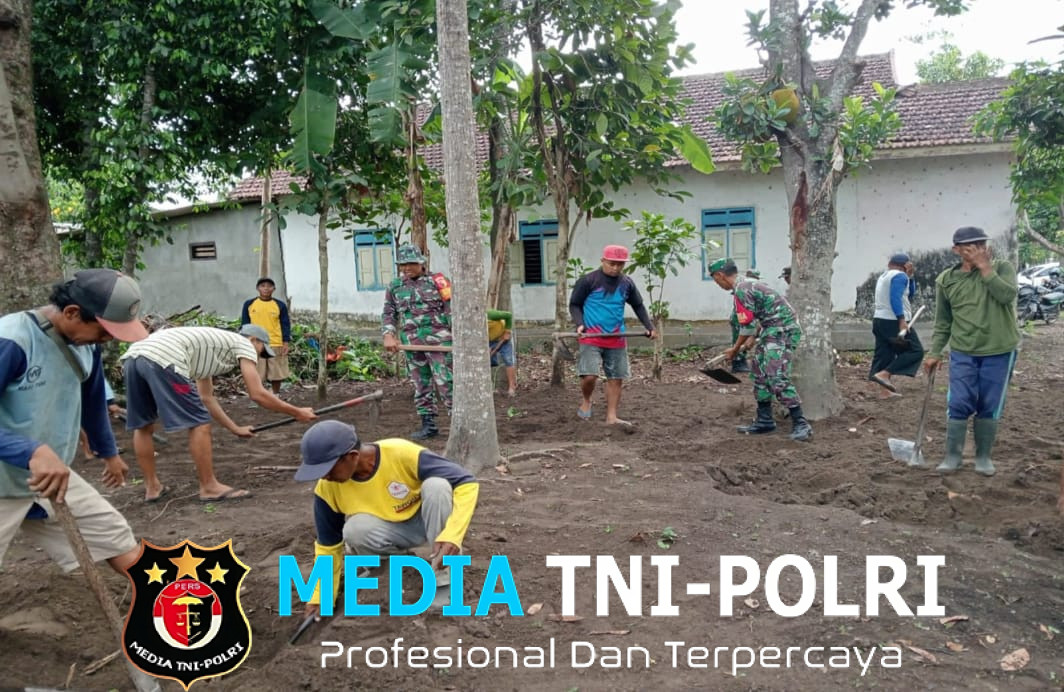 Babinsa Karang Gondang Bersama Warga Bersihkan Jalan Dusun, Lindungi Lingkungan dan Pererat Silaturahmi