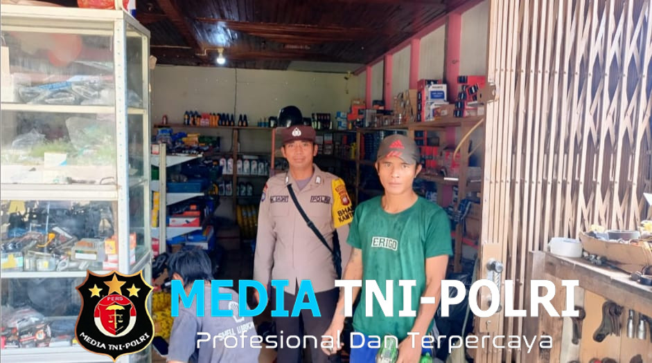 Laksanakan Patroli, Bhabinkamtibmas Polsek Kuala Behe Dialogis Beri Himbauan kepada Warga