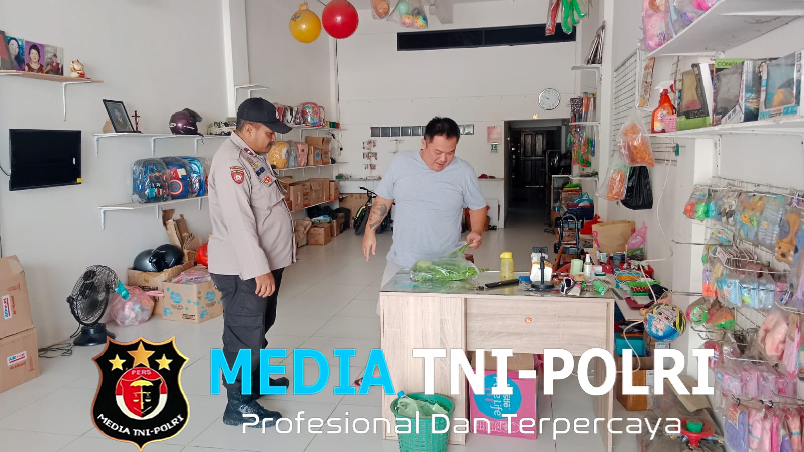 Patroli Polsek Ngabang Menyasar Ke Pertokoan Himbau Kepada Warga Untuk Melapor Apabila Ada Aksi Premanisme