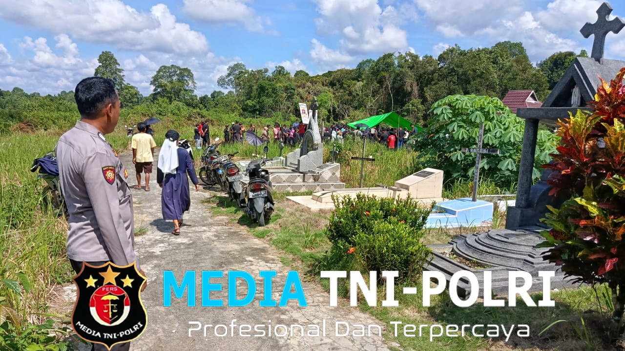 Personil Polsek Menjalin Hadiri Prosesi Pemakaman Warga yang Meninggal Dunia