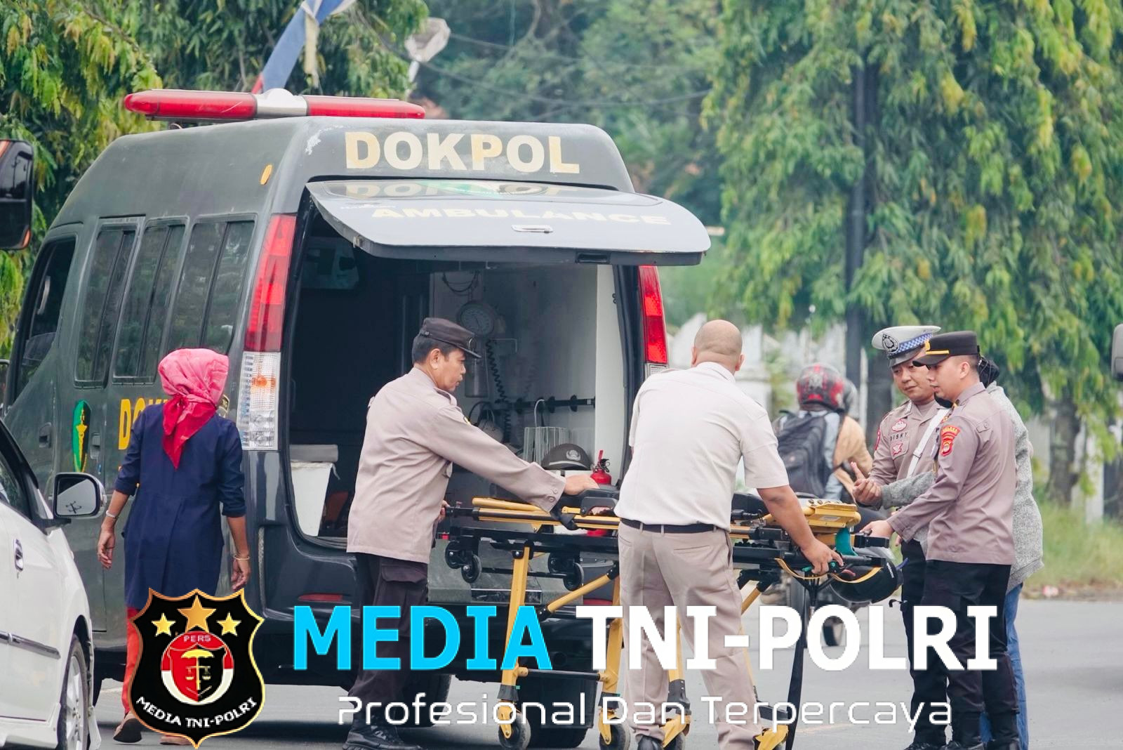 Sigap dan Humanis, Personel Polres Lampung Tengah Bantu Korban Laka Lantas di Depan Mako Saat Apel Pagi