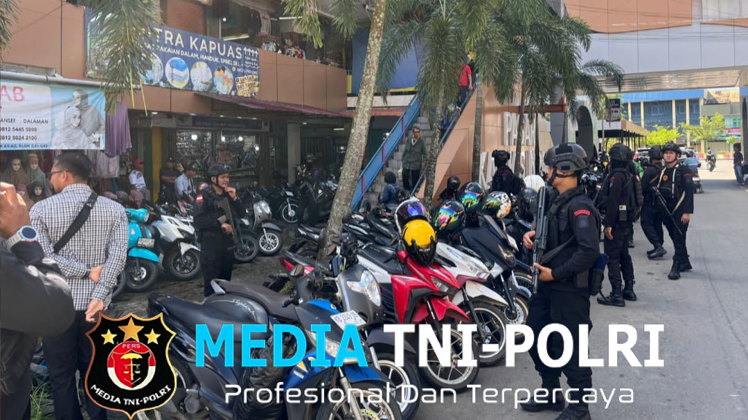 Subsatgas Tindak Satbrimob Polda Kalbar Gelar Patroli Anti Premanisme di Pasar Kapuas Indah