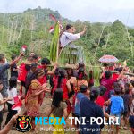 Warga Antusias Menyambut Kedatangan Pastor Yulianus, Pr, di Dsn. Moro Behe 1 Ds. Meranti Kec. Meranti Kab. Landak