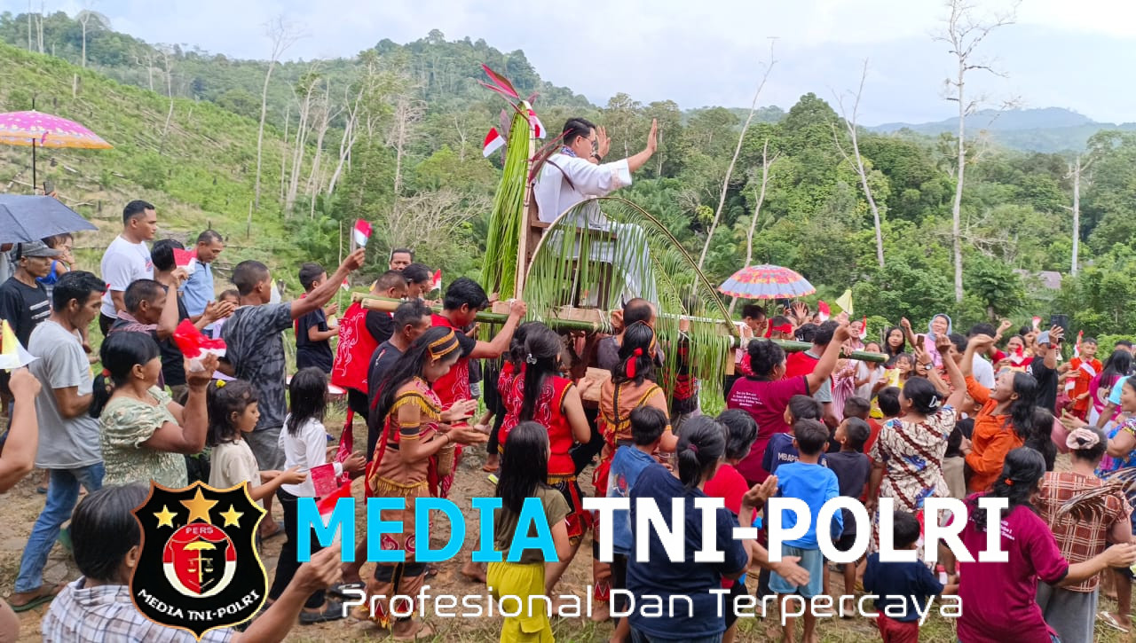 Warga Antusias Menyambut Kedatangan Pastor Yulianus, Pr, di Dsn. Moro Behe 1 Ds. Meranti Kec. Meranti Kab. Landak