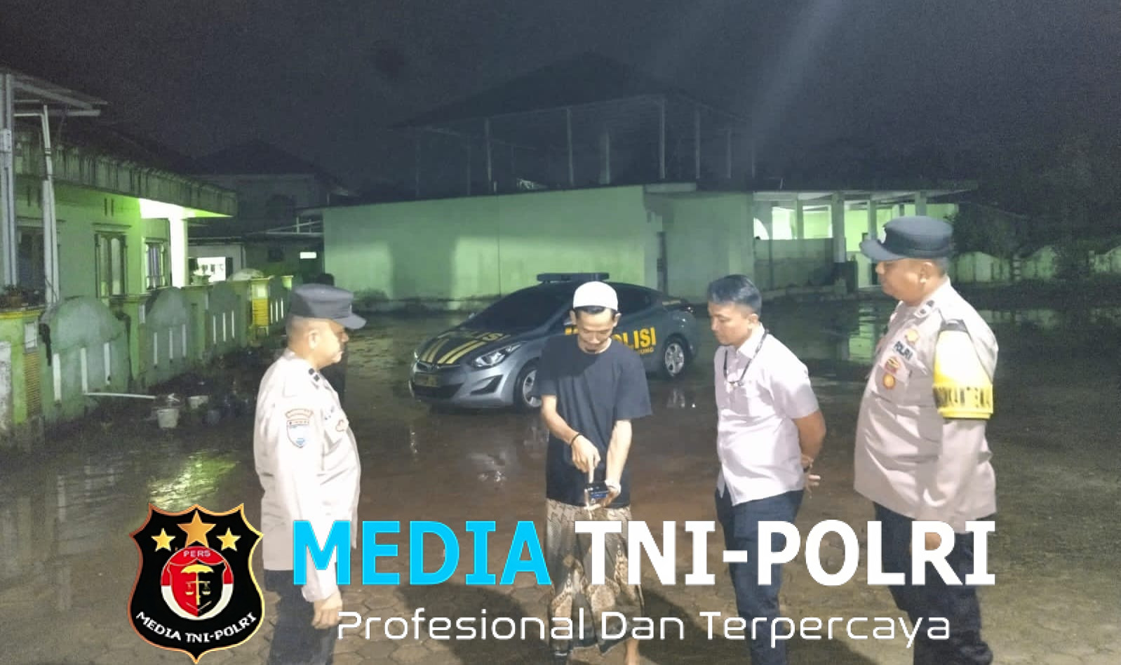 Polsek Pugung Identifikasi Banjir Bandang di Pekon Gunung Kasih dan Bantu Warga Bersihkan Lumpur