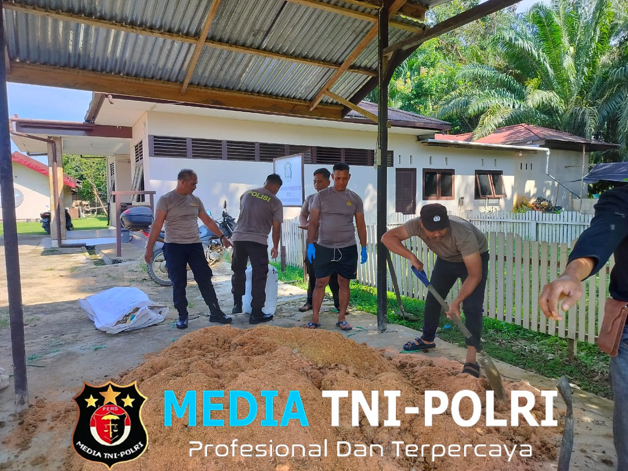 Polsek Air Besar Laksanakan Pembuatan Pupuk MIGO