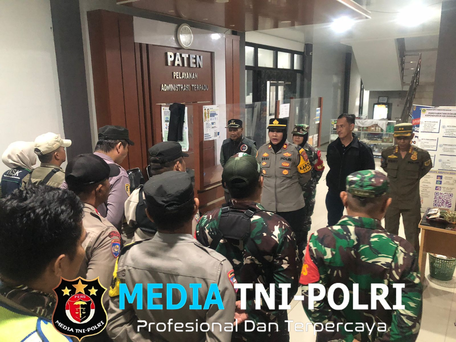 Kapolsek Dramaga Bersinergi Forkompicam Gerebek Miras Ilegal Jenis Arak Bali Dan Ciu Loksi Tempat Tinggal Kosong yang Dijadikan Penyimpanan