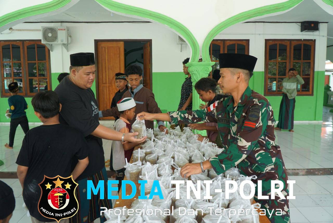 Jumat Penuh Berkah, Satgas Yonif 131/Brajasakti Tebar Kebaikan untuk Warga Perbatasan Papua