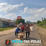 Polisi dan Damkar Gerak Cepat Bersihkan Tumpahan Solar di Jalan Raya Tiyuh Candara Mukti