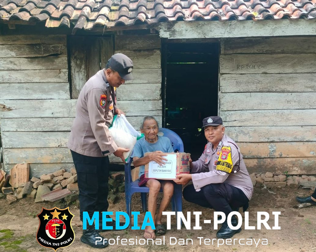 Polri Untuk Masyarakat, Polsek Seputih Banyak Berikan Bansos Kepada Puluhan Warga Kurang Mampu