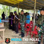 Satgas Yonif 131/Brajasakti Bantu Penguburan Warga yang Meninggal di Kampung Wambes Perbatasan Papua