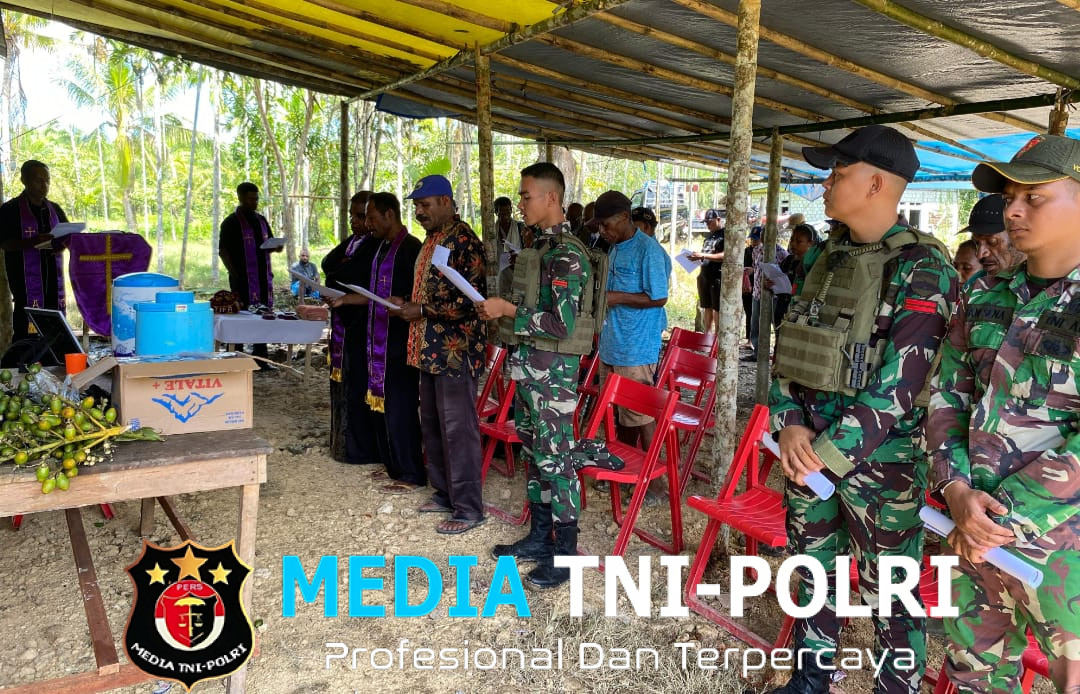 Satgas Yonif 131/Brajasakti Bantu Penguburan Warga yang Meninggal di Kampung Wambes Perbatasan Papua