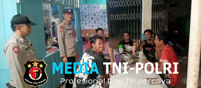 Samapta Polsek Menyuke Laksanakan Patroli Malam, Ini yang di Sampaikannya Kepada Warga