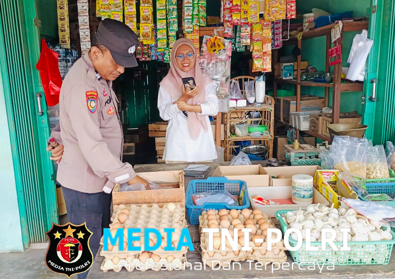 Patroli Pasar, Bhabinkamtibmas Polsek Seputih Banyak Sampaikan Pesan Kamtibmas dengan Humanis