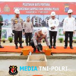 Hadiri Ground Breaking Asrama Polresta Samarinda, Kapolri Bagikan Sumur Bor-Sembako ke Warga