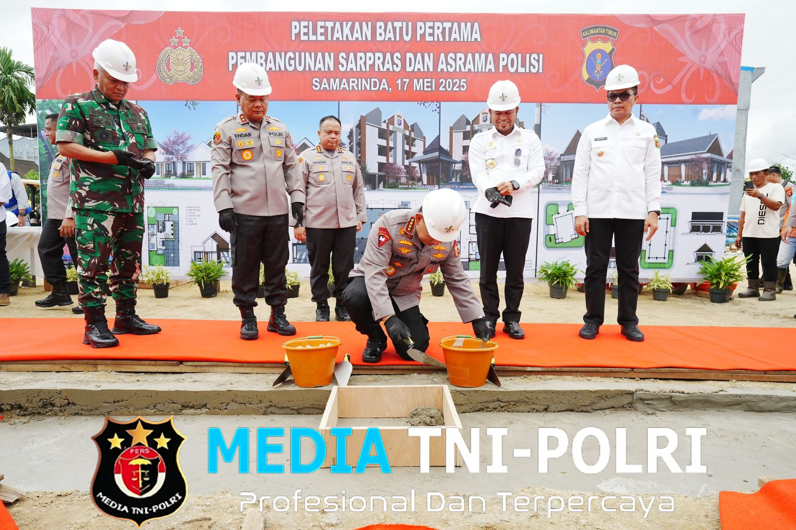 Hadiri Ground Breaking Asrama Polresta Samarinda, Kapolri Bagikan Sumur Bor-Sembako ke Warga