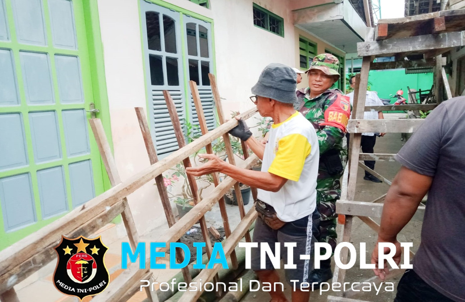 Kepedulian Bersama, Babinsa Beserta Masyarakat Kepanjenkidul Gotong Royong Perbaiki Atap Rumah Warga