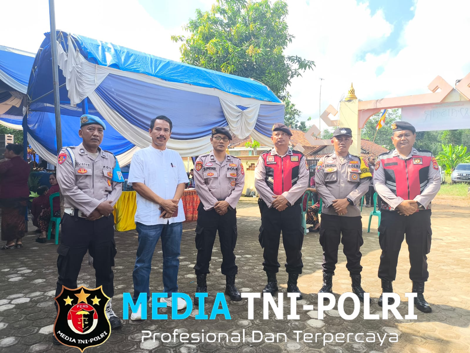 Polsek Tulang Bawang Tengah melaksanakan pengamanan kegiatan peringatan Hari Tri Suci Waisak di Vihara Dharma Vittaka