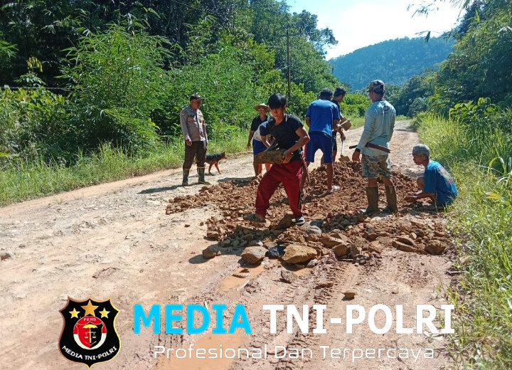 Semangat Gotong Royong Bhabinkamtibmas Polsek Air Besar dan Masyarakat Dusun Tepo Sinergi Laksanakan Penambalan Jalan