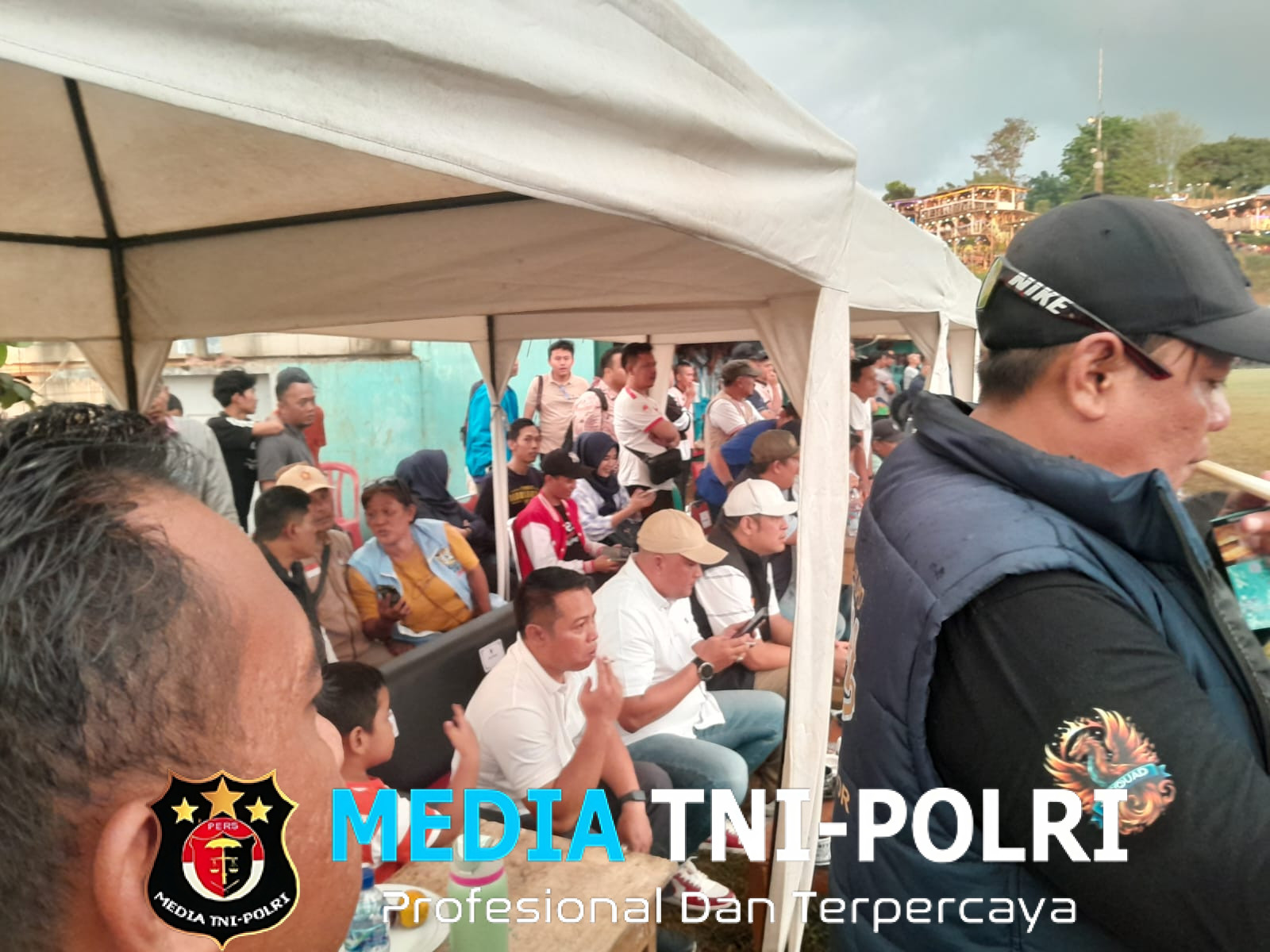 Polsek Citeureup Melaksanakan Pengamanan Pertandingan Sepak Bola Antara Desa yang Dihadiri Oleh Bupati Bogor di Lapangan Desa Hambalang
