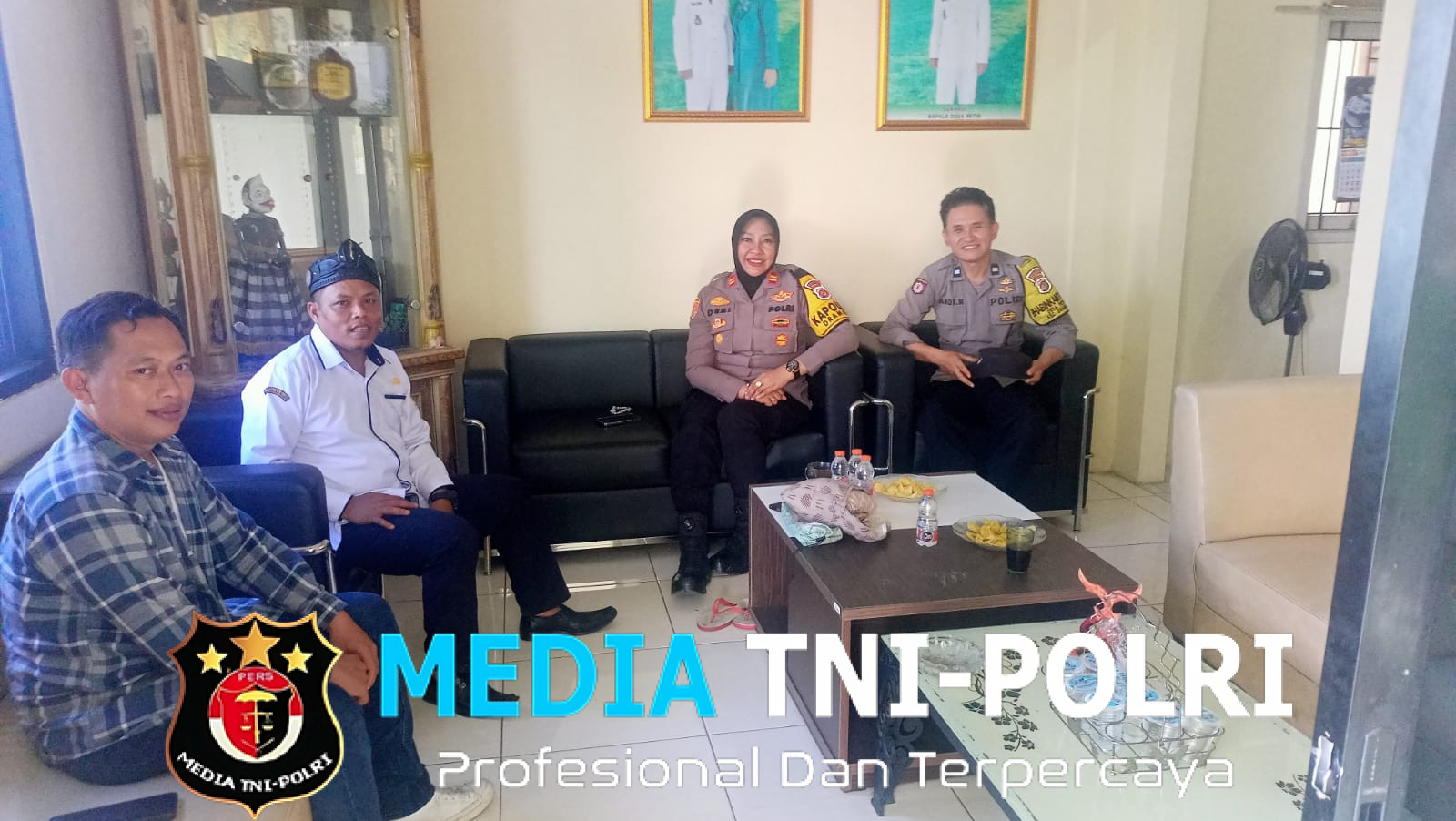 Cegah Kriminalitas Kapolsek Dramaga Giat Kunjungan Ke Kantor Desa Petir Ajak Jaga Kondusifitas Cegah Gangguan Kamtibmas