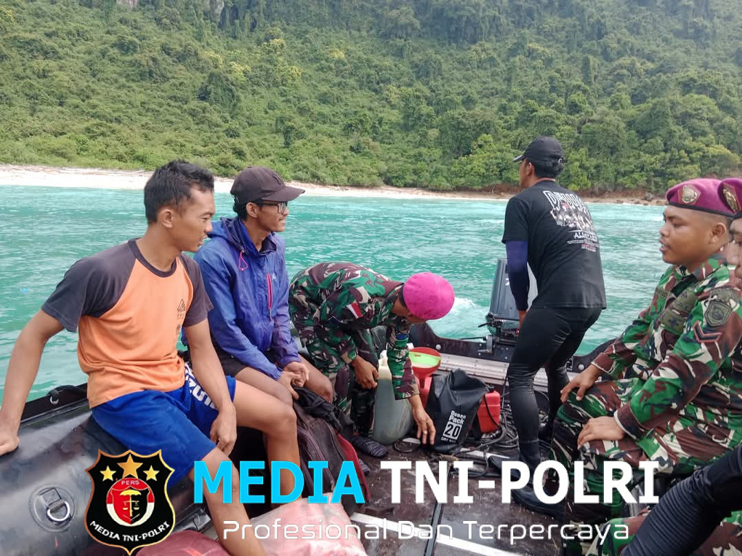 Satgasmar Ops Pam Puter Nusa Barung Selamatkan Orang Terdampar di Pulau Nusa Barung