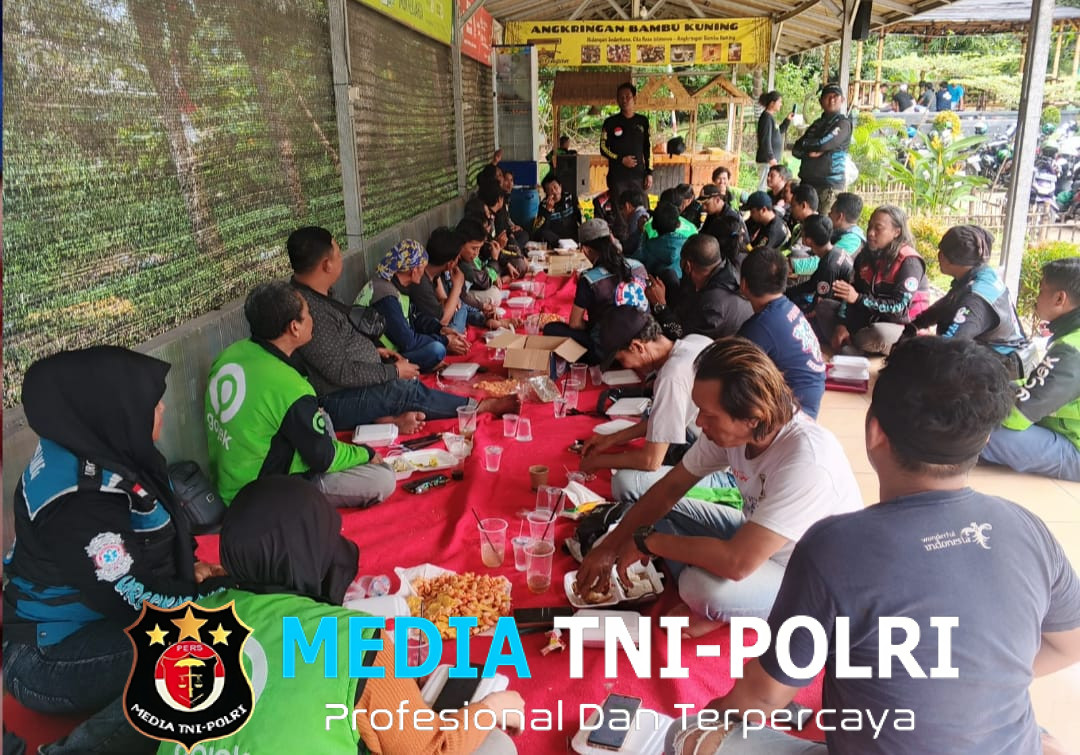 Pengurus Unit Reaksi Cepat (URC CIKARANG)Giat Sosial Bagi Sembako kepada Semua Anggota URC