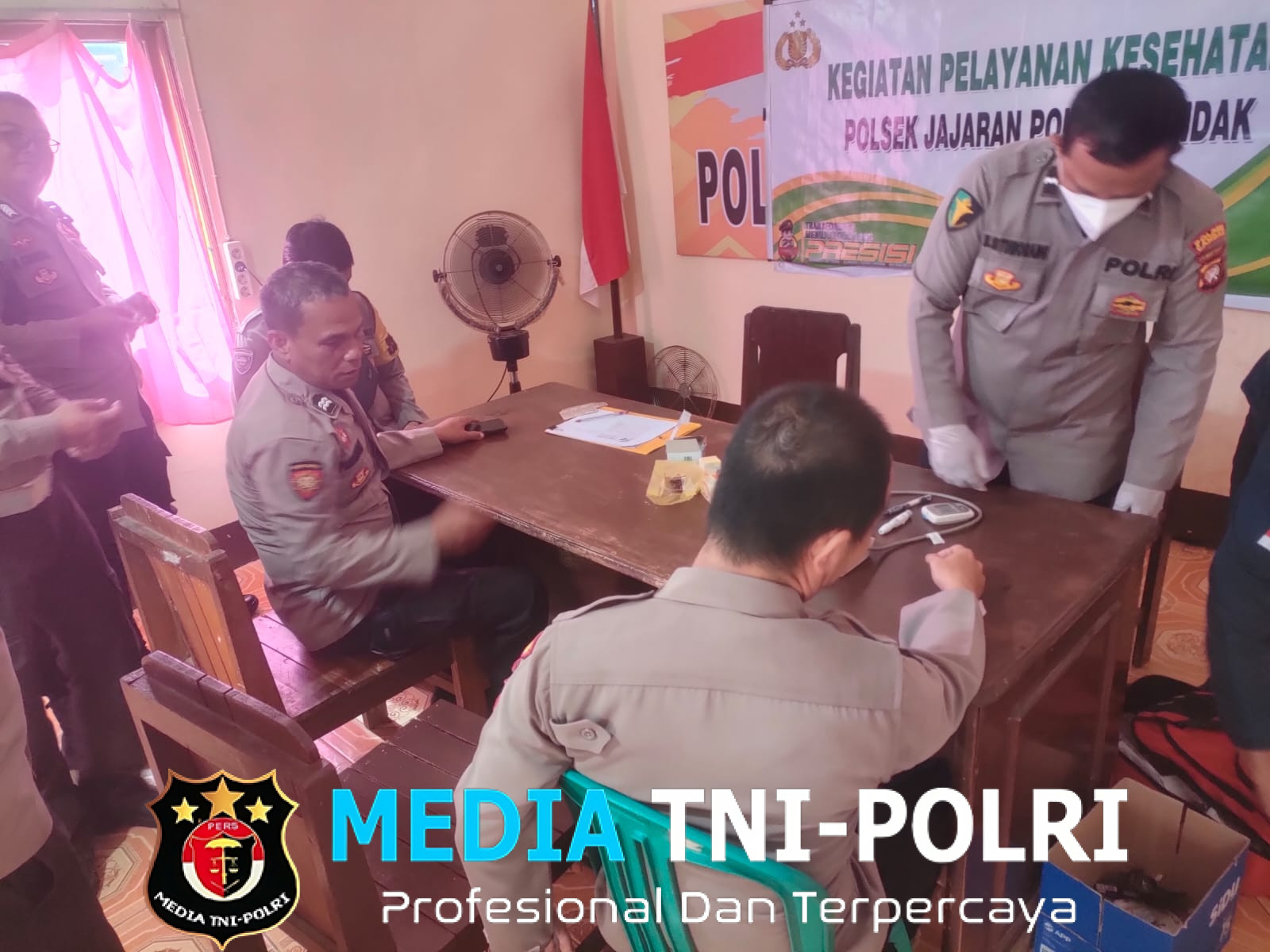 Dokkes Polres Landak Laksanakan Pelayanan Kesehatan di Polsek Sengah Temila