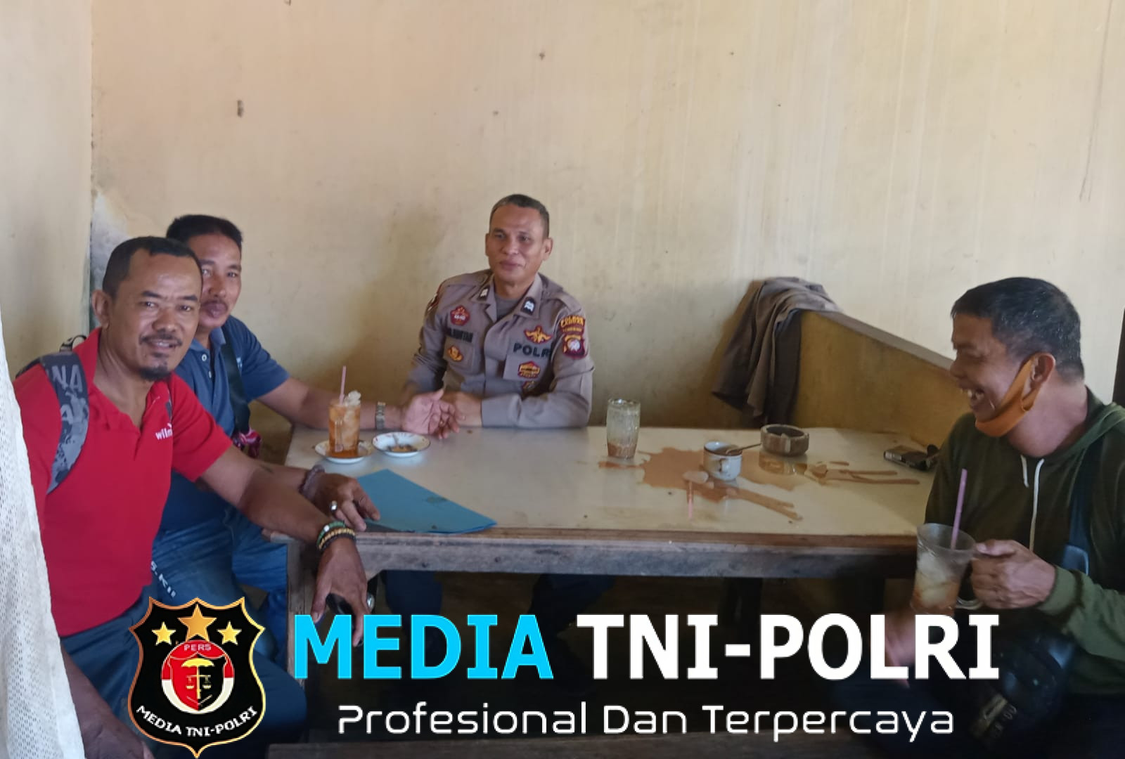 Polisi Bersama Warga Ngopi Santai, Bahas Langkah Nyata Perangi Premanisme