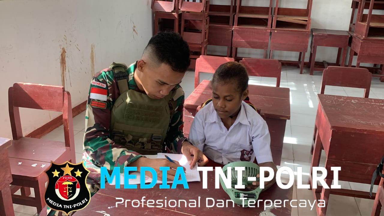 Tidak Hanya Menjaga Perbatasan, Satgas Yonif 131/Brajasakti Juga Bantu Cerdaskan Anak-Anak Papua