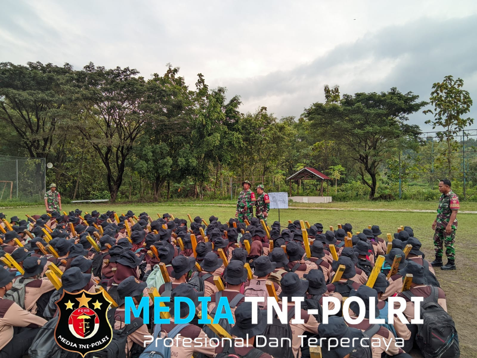 Babinsa Latih Kemampuan Lintas Medan Siswa SMK Sakti Gemolong, Bangun Kedisiplinan dan Ketahanan Fisik