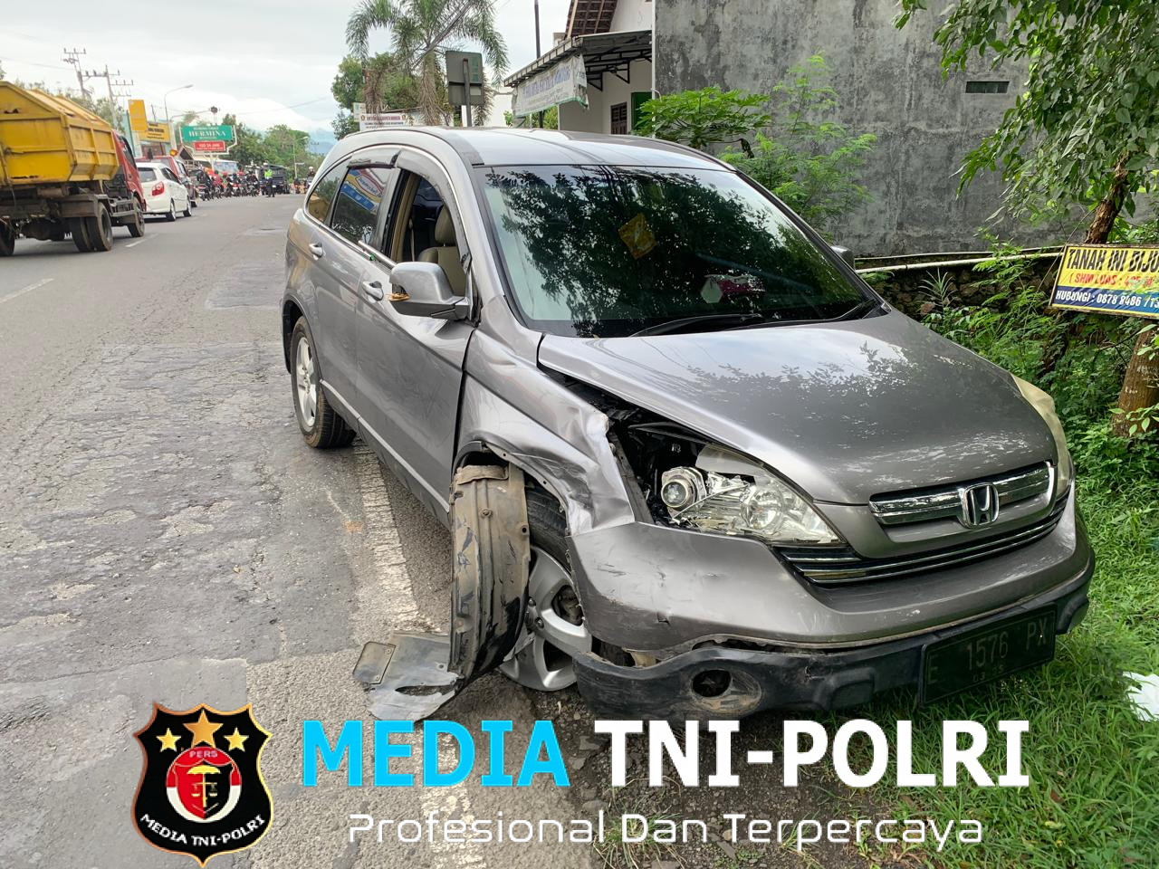 Polres Wonogiri Evakuasi dan Lakukan Olah TKP Kecelakaan Lalu Lintas di Depan Gapura RS Hermina