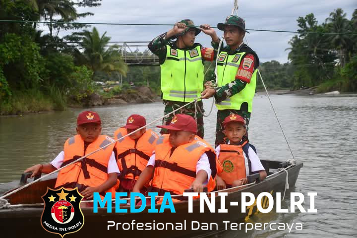 Kodam I/BB Bantu Kesulitan di Tengah Masyarakat Nias Pasca Ambruknya Jembatan Noyo