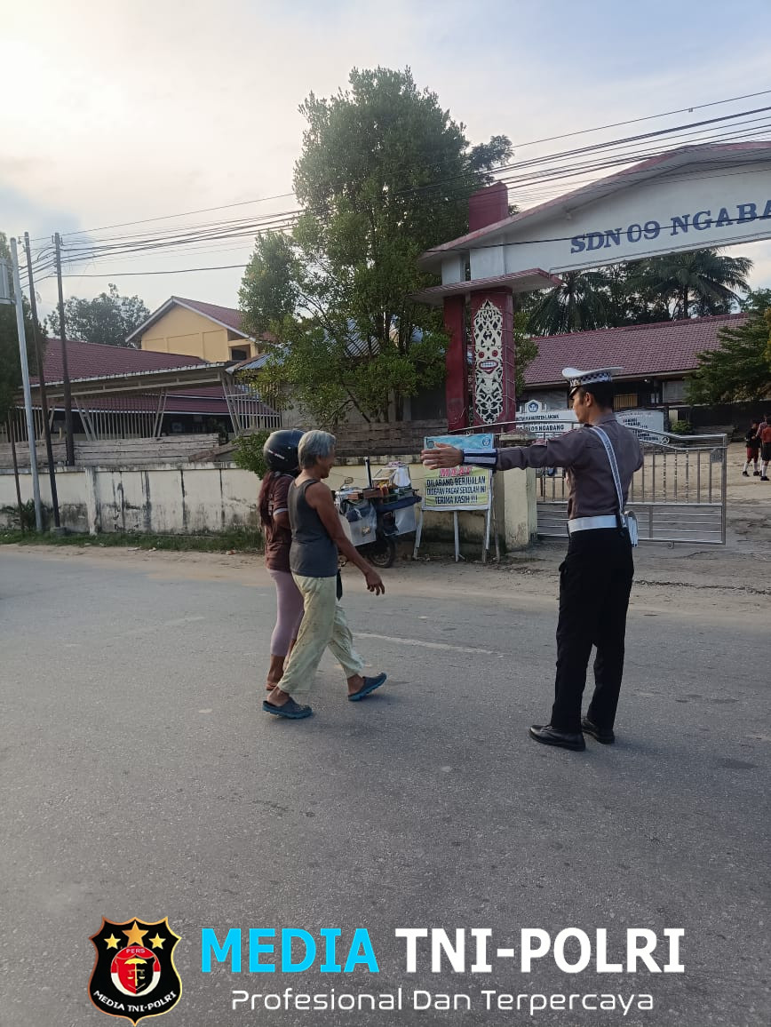 Aipda Hengki Laksanakan Pengaturan Arus Lalu Lintas Untuk Ciptakan Situasi Aman Lancar