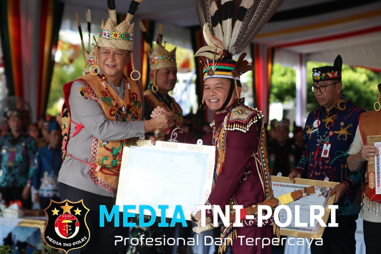 Kapolda Terima Gelar Kehormatan Adat dari DAD Kalteng