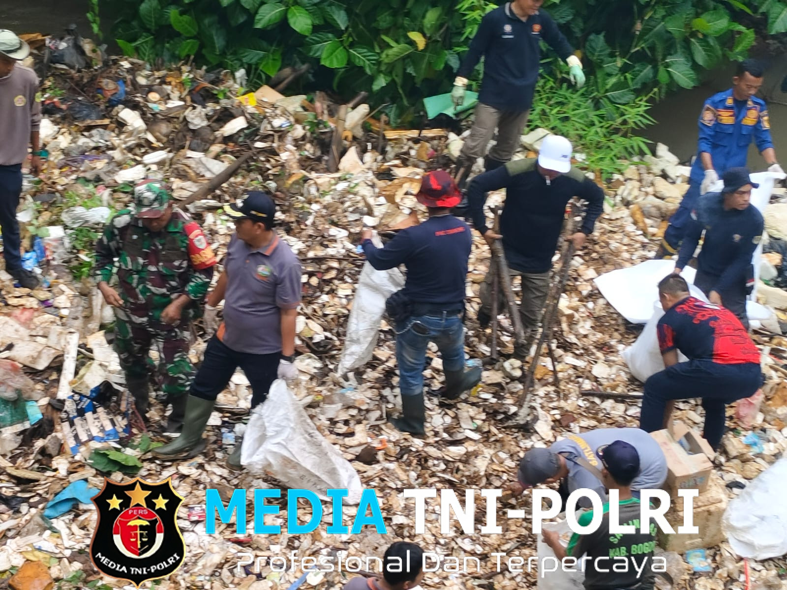 Polsek Cibinong Bersama Forkopimcam Gelar Gotong Royong Bersih-Bersih Kali Baru dalam Rangka BBGRM ke-XXII Tahun 2025